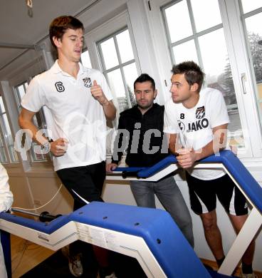 Fussball. WAC/St. Andrae. Institut fÃ¼r Sportmedizin. Christian Falk, Nenad Bjelica, Gernot Messner. Klagenfurt, 1.12.2011.
Foto: kuess
---
pressefotos, pressefotografie, kuess, qs, qspictures, sport, bild, bilder, bilddatenbank