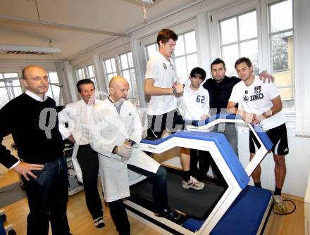 Fussball. WAC/St. Andrae. Institut fÃ¼r Sportmedizin. Slobodan Grubor, Karl Schnabl, Walter Reichel, Christian Falk, Jacobo, Nenad Bjelica, Gernot Messner. Klagenfurt, 1.12.2011.
Foto: kuess
---
pressefotos, pressefotografie, kuess, qs, qspictures, sport, bild, bilder, bilddatenbank