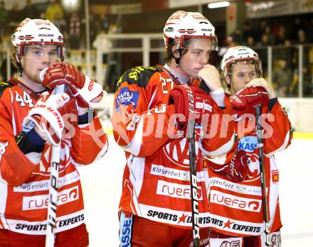 EBEL. Eishockey Bundesliga. KAC gegen KHL Medvescak Zagreb. enttaeuschte KAC Spieler. Klagenfurt, am 2.12.2011.
Foto: Kuess

---
pressefotos, pressefotografie, kuess, qs, qspictures, sport, bild, bilder, bilddatenbank