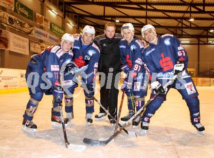 Eishockey. Kaerntner Liga Mitte. ESC Steindorf. Maurer Manuel, Untersteiner Stefan,Trainer Walter Grud, Peterschitz Philipp, Nindler Christian. Steindorf, 30.11.2011.
Foto: Kuess
---
pressefotos, pressefotografie, kuess, qs, qspictures, sport, bild, bilder, bilddatenbank
