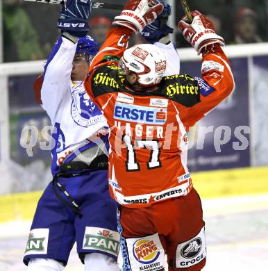 EBEL. Eishockey Bundesliga. KAC gegen KHL Medvescak Zagreb. Gregor Hager, (KAC), Geoff Waugh  (Zagreb). Klagenfurt, am 2.12.2011.
Foto: Kuess

---
pressefotos, pressefotografie, kuess, qs, qspictures, sport, bild, bilder, bilddatenbank