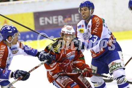EBEL. Eishockey Bundesliga. KAC gegen KHL Medvescak Zagreb. Tyler Scofield,  (KAC), Sasa Martinovic (Zagreb). Klagenfurt, am 2.12.2011.
Foto: Kuess

---
pressefotos, pressefotografie, kuess, qs, qspictures, sport, bild, bilder, bilddatenbank