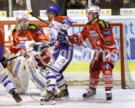 EBEL. Eishockey Bundesliga. KAC gegen KHL Medvescak Zagreb. Andy Chiodo, Kirk Fures, (KAC), Frank Banham (Zagreb). Klagenfurt, am 2.12.2011.
Foto: Kuess

---
pressefotos, pressefotografie, kuess, qs, qspictures, sport, bild, bilder, bilddatenbank
