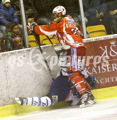 EBEL. Eishockey Bundesliga. KAC gegen KHL Medvescak Zagreb. Mike Siklenka, (KAC), Pascal Morency (Zagreb). Klagenfurt, am 2.12.2011.
Foto: Kuess

---
pressefotos, pressefotografie, kuess, qs, qspictures, sport, bild, bilder, bilddatenbank