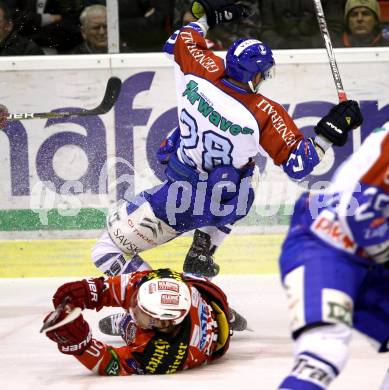 EBEL. Eishockey Bundesliga. KAC gegen KHL Medvescak Zagreb. John Lammers, (KAC), Alan Letang  (Zagreb). Klagenfurt, am 2.12.2011.
Foto: Kuess

---
pressefotos, pressefotografie, kuess, qs, qspictures, sport, bild, bilder, bilddatenbank