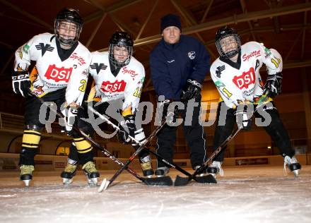Eishockey. Nachwuchsmeisterschaft. EC Spittal U15.  Luca Komar, Luca Kohlmaier, Martin Dobner, Christoph Trippolt. Spittal, am 2.12 2011.
Foto: Kuess    
---
pressefotos, pressefotografie, kuess, qs, qspictures, sport, bild, bilder, bilddatenbank