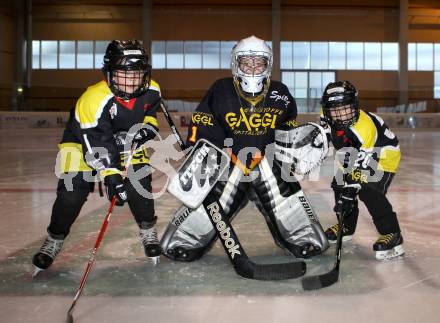 Eishockey. Nachwuchsmeisterschaft. EC Spittal U9. Peter Ladstaetter, Altersberger Christopher, Ogertschnig Joshua. Spittal, am 2.12 2011.
Foto: Kuess    
---
pressefotos, pressefotografie, kuess, qs, qspictures, sport, bild, bilder, bilddatenbank