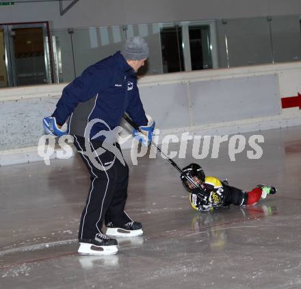 Eishockey. Nachwuchsmeisterschaft. EC Spittal U9. Trainer Erich Hassler, Kevin Ponechal. Spittal, am 2.12 2011.
Foto: Kuess    
---
pressefotos, pressefotografie, kuess, qs, qspictures, sport, bild, bilder, bilddatenbank