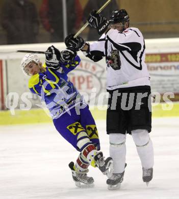 Eishockey CHL. Carinthian Hokey League. Tarco Woelfe gegen UECR Huben. Stuart Altvater (Tarco), Michael Patterer (Huben). Klagenfurt, am 9.12.2011.
Foto: Kuess
---
pressefotos, pressefotografie, kuess, qs, qspictures, sport, bild, bilder, bilddatenbank