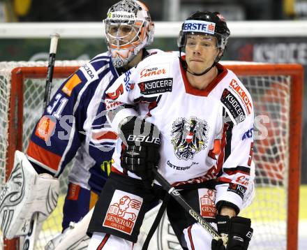 Eishockey Oesterreich Cup. Oesterreich gegen Slowakei. Thomas Raffl,  (Oesterreich), Jan Laco (Slowakei). Klagenfurt, 17.12.2011.
Foto: Kuess

---
pressefotos, pressefotografie, kuess, qs, qspictures, sport, bild, bilder, bilddatenbank
