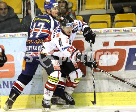 Eishockey Oesterreich Cup. Oesterreich gegen Slowakei. Johannes Kirisits,  (Oesterreich), Vladimir Dravecky (Slowakei). Klagenfurt, 17.12.2011.
Foto: Kuess

---
pressefotos, pressefotografie, kuess, qs, qspictures, sport, bild, bilder, bilddatenbank
