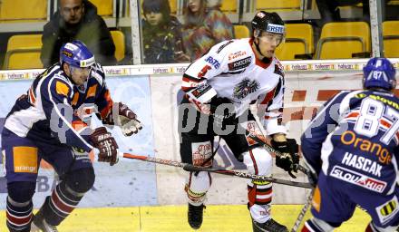 Eishockey Oesterreich Cup. Oesterreich gegen Slowakei. Thomas Raffl,  (Oesterreich), Michal Sersen (Slowakei). Klagenfurt, 17.12.2011.
Foto: Kuess

---
pressefotos, pressefotografie, kuess, qs, qspictures, sport, bild, bilder, bilddatenbank