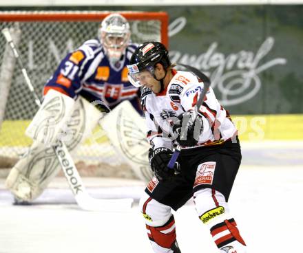 Eishockey Oesterreich Cup. Oesterreich gegen Slowakei. Thomas Koch, (Oesterreich), Jan Laco  (Slowakei). Klagenfurt, 17.12.2011.
Foto: Kuess

---
pressefotos, pressefotografie, kuess, qs, qspictures, sport, bild, bilder, bilddatenbank