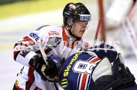 Eishockey Oesterreich Cup. Oesterreich gegen Slowakei. Thomas HUndertpfund, (Oesterreich), Martin Cibak  (Slowakei). Klagenfurt, 17.12.2011.
Foto: Kuess

---
pressefotos, pressefotografie, kuess, qs, qspictures, sport, bild, bilder, bilddatenbank