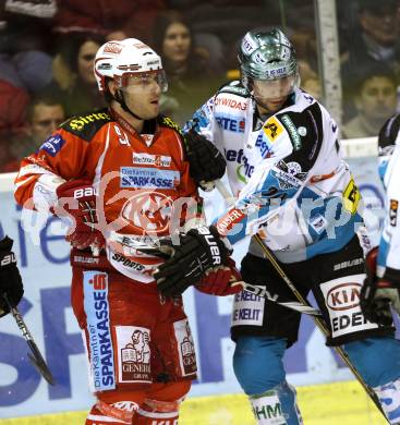 EBEL. Eishockey Bundesliga. KAC gegen EHC LIWEST Linz. Joseph Joey Tenute, (KAC), Adrian Veideman (Linz). Klagenfurt, am 26.12.2011.
Foto: Kuess

---
pressefotos, pressefotografie, kuess, qs, qspictures, sport, bild, bilder, bilddatenbank