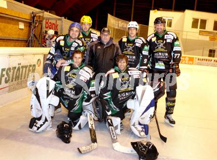 Eishockey. KÃ¤rntner Landesklasse Ost. EHC Launsdorf. Patrick Kammersberger, Peter Schratt, Trainer Armin Lach, Christian Leitgeb, Meinrad Wieser, Christian Garnitschnig, Robert Garnitschnig. Althofen, 26.12.2011.
Foto: Kuess
---
pressefotos, pressefotografie, kuess, qs, qspictures, sport, bild, bilder, bilddatenbank