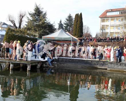 Neujahrsschwimmen. Velden, am 1.1.2012.
Foto: Kuess
---
pressefotos, pressefotografie, kuess, qs, qspictures, sport, bild, bilder, bilddatenbank