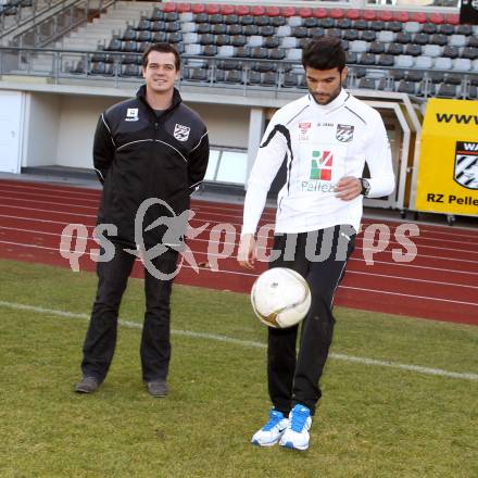 Fussball. 1. Liga. WAC/St. Andrae. JosÃ© Antonio Solano Moreno, Pressesprecher Markus Perchthaler. Wolfsberg, 9.1.2012
Foto: Kuess
---
pressefotos, pressefotografie, kuess, qs, qspictures, sport, bild, bilder, bilddatenbank