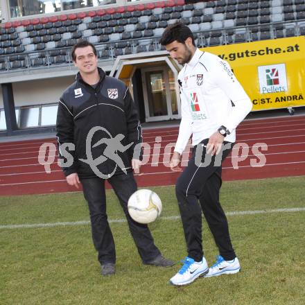 Fussball. 1. Liga. WAC/St. Andrae. JosÃ© Antonio Solano Moreno, Pressesprecher Markus Perchthaler. Wolfsberg, 9.1.2012
Foto: Kuess
---
pressefotos, pressefotografie, kuess, qs, qspictures, sport, bild, bilder, bilddatenbank