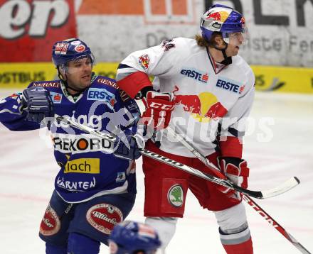 EBEL. Eishockey Bundesliga. EC Rekord Fenster VSV gegen EC Red Bull Salzburg. Kevin Mitchell (VSV), Douglas Lynch (Salzburg). Villach, am 10.1.2012.
Foto: Kuess
---
pressefotos, pressefotografie, kuess, qs, qspictures, sport, bild, bilder, bilddatenbank