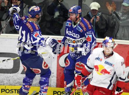 EBEL. Eishockey Bundesliga. EC Rekord Fenster VSV gegen EC Red Bull Salzburg. Torjubel Tomaz Razingar, Mario Altmann (VSV), (Salzburg). Villach, am 10.1.2012.
Foto: Kuess 
---
pressefotos, pressefotografie, kuess, qs, qspictures, sport, bild, bilder, bilddatenbank