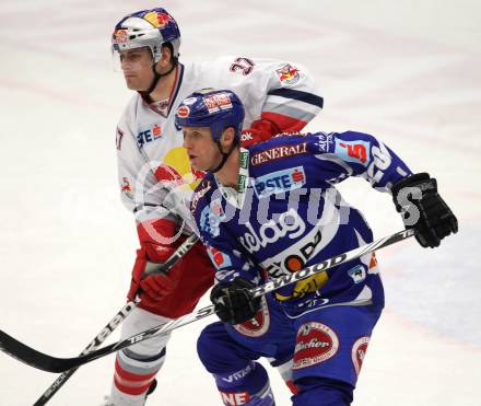 EBEL. Eishockey Bundesliga. EC Rekord Fenster VSV gegen EC Red Bull Salzburg. Mike Craig (VSV), Erik Reitz (Salzburg). Villach, am 10.1.2012.
Foto: Kuess 
---
pressefotos, pressefotografie, kuess, qs, qspictures, sport, bild, bilder, bilddatenbank