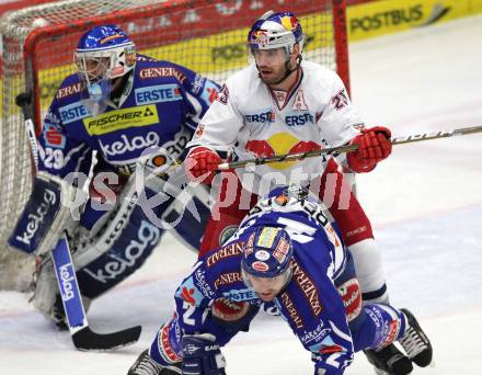 EBEL. Eishockey Bundesliga. EC Rekord Fenster VSV gegen EC Red Bull Salzburg. Kevin Mitchell, Bernhard Starkbaum (VSV), Robert Davison (Salzburg). Villach, am 10.1.2012.
Foto: Kuess 
---
pressefotos, pressefotografie, kuess, qs, qspictures, sport, bild, bilder, bilddatenbank