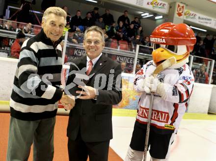 Eishockey Oesterreich Cup. Hermann Knoll, Dieter Kalt, Maskottchen. Klagenfurt, 16.12.2011.
Foto: kuess
---
pressefotos, pressefotografie, kuess, qs, qspictures, sport, bild, bilder, bilddatenbank