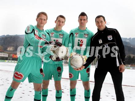Fussball. WAC/St. Andrae. Mannschaftsfoto. Portrait. Christian Dobnik, Max Friesacher, Stefan Takats, Tormanntrainer Adolf Preschern. Wolfsberg, 1.2.2012.
Foto: Kuess
---
pressefotos, pressefotografie, kuess, qs, qspictures, sport, bild, bilder, bilddatenbank