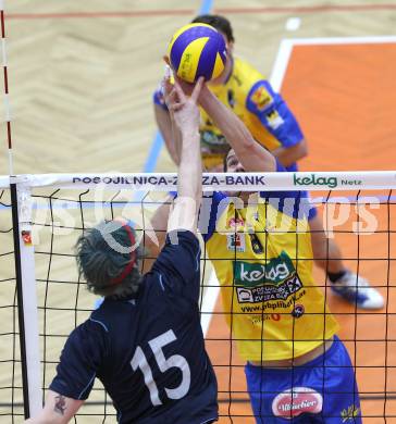 Volleyball. Austrian Volley League. AVL. SK Aich Dob gegen VBK Kelag Woerthersee Loewen. Rok Satler, (Aich/Dob),  Joel Miller  (VBK). Bleiburg, 18.2.2012.
Foto: Kuess
---
pressefotos, pressefotografie, kuess, qs, qspictures, sport, bild, bilder, bilddatenbank