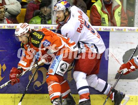 EBEL. Eishockey Bundesliga. KAC gegen EC Red Bull Salzburg. Martin Schumnig, (KAC), Thomas Raffl (Salzburg). Klagenfurt, am 21.2.2012.
Foto: Kuess

---
pressefotos, pressefotografie, kuess, qs, qspictures, sport, bild, bilder, bilddatenbank