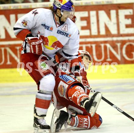 EBEL. Eishockey Bundesliga. KAC gegen EC Red Bull Salzburg. Manuel Geier, (KAC), Douglas Lynch (Salzburg). Klagenfurt, am 21.2.2012.
Foto: Kuess

---
pressefotos, pressefotografie, kuess, qs, qspictures, sport, bild, bilder, bilddatenbank