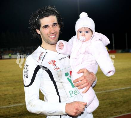 Fussball. Erste Liga.  WAC/St. Andrae gegen BW Linz. Jacobo mit Tochter (WAC). Wolfsberg, 2.3.2012. 
Foto: Kuess

---
pressefotos, pressefotografie, kuess, qs, qspictures, sport, bild, bilder, bilddatenbank