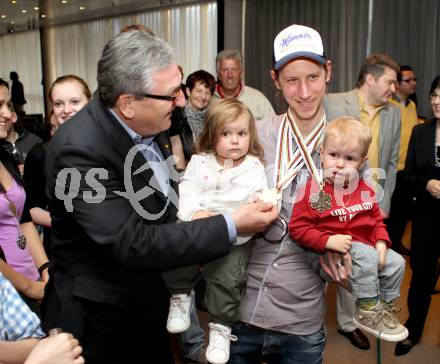 Schi Nordisch. Schispringen. Ehrung von Martin Koch durch die Stadt Villach. Buergermeister Helmut Manzenreiter, Martin Koch, Grosscousine Emma, Grosscousin Jonas. Villach, am 23.3.2012.
Foto: Kuess

---
pressefotos, pressefotografie, kuess, qs, qspictures, sport, bild, bilder, bilddatenbank