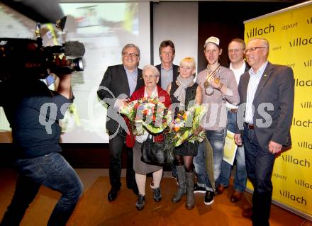 Schi Nordisch. Schispringen. Ehrung von Martin Koch durch die Stadt Villach. Buergermeister Helmut Manzenreiter, Martin Kochs Grossmutter, Vater Fritz, Mutter Ingrid, Martin Koch, Joerg Moser (SV Villach, Stadtrat Josef Zauchner. Villach, am 23.3.2012.
Foto: Kuess

---
pressefotos, pressefotografie, kuess, qs, qspictures, sport, bild, bilder, bilddatenbank