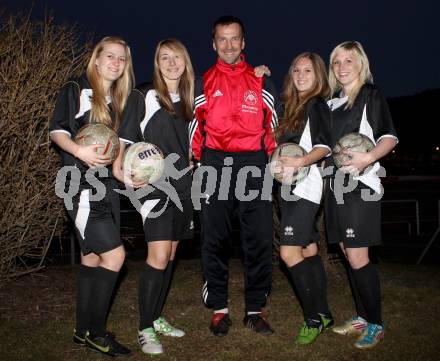 Frauenfussball. Anna Modre, Nicole Gatternig, Trainer Diethard Sauerbier, Andrea Partl, Nicole Descovich. St. Veit am 14.3.2012.
Foto: Kuess
---
pressefotos, pressefotografie, kuess, qs, qspictures, sport, bild, bilder, bilddatenbank