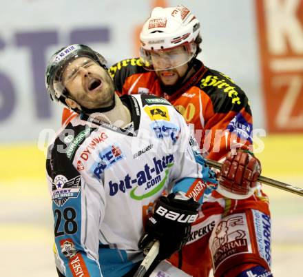 EBEL. Eishockey Bundesliga. KAC gegen EHC LIWEST Black Wings Linz. Johannes Reichel, (KAC), OUELLETTE Mike (Linz). Klagenfurt, am 29.3.2012.
Foto: Kuess

---
pressefotos, pressefotografie, kuess, qs, qspictures, sport, bild, bilder, bilddatenbank