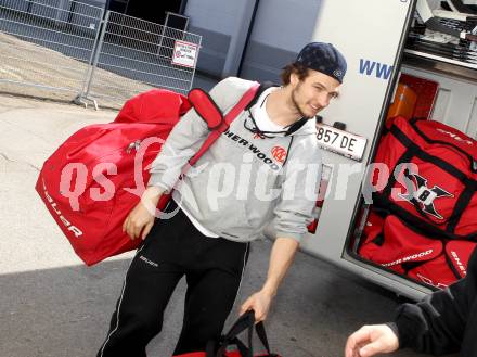 EBEL. Eishockey Bundesliga. KAC. Abfahrt nach Linz.  Herburger Raphael. Klagenfurt, 27.3.2012
Foto: Kuess

---
pressefotos, pressefotografie, kuess, qs, qspictures, sport, bild, bilder, bilddatenbank