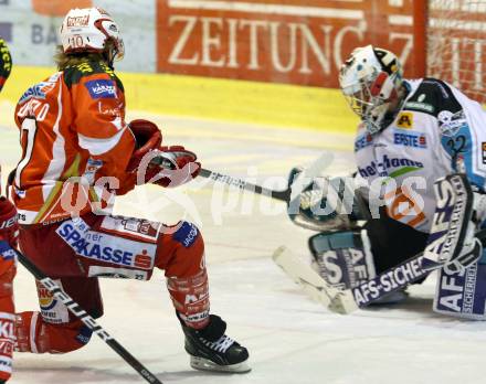 EBEL. Eishockey Bundesliga. KAC gegen EHC LIWEST Black Wings Linz. Tyler Scofield,  (KAC), Alex Westlund (Linz). Klagenfurt, am 29.3.2012.
Foto: Kuess

---
pressefotos, pressefotografie, kuess, qs, qspictures, sport, bild, bilder, bilddatenbank