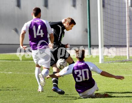 Fussball Regionalliga. SK Austria Klagenfurt gegen Sturm Graz Amateure. 
Oliver Pusztai, Boris Huettenbrenner, (Klagenfurt), Dean Maric (Graz). Klagenfurt, 1.4.2012.
Foto: Kuess
---
pressefotos, pressefotografie, kuess, qs, qspictures, sport, bild, bilder, bilddatenbank