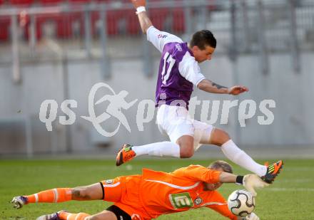 Fussball Regionalliga. SK Austria Klagenfurt gegen Sturm Graz Amateure. 
Sandro Gotal, (Klagenfurt), Alexander Schachner  (Graz). Klagenfurt, 1.4.2012.
Foto: Kuess
---
pressefotos, pressefotografie, kuess, qs, qspictures, sport, bild, bilder, bilddatenbank
