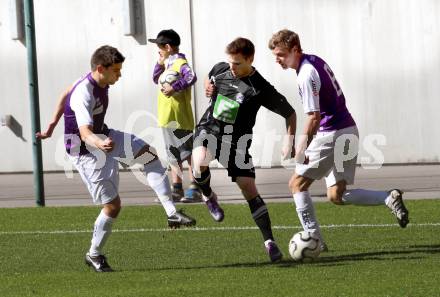 Fussball Regionalliga. SK Austria Klagenfurt gegen Sturm Graz Amateure. 
Siegfried Rasswalder, Bernd Schierhuber, (Klagenfurt), David Schloffer (Graz). Klagenfurt, 1.4.2012.
Foto: Kuess
---
pressefotos, pressefotografie, kuess, qs, qspictures, sport, bild, bilder, bilddatenbank
