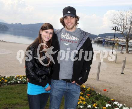 EBEL. Eishockey Bundesliga. KAC. Thomas Hundertpfund mit Freundin Melanie. Klagenfurt, 24.3.2012.
Foto: Kuess
---
pressefotos, pressefotografie, kuess, qs, qspictures, sport, bild, bilder, bilddatenbank