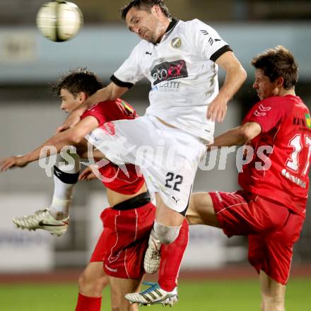 Fussball. Regionalliga.  VSV gegen St. Florian. Darko Djukic, (VSV), Hermes Markus, Max Babler (St. Florian). Villach, 5.4.2012. 
Foto: Kuess

---
pressefotos, pressefotografie, kuess, qs, qspictures, sport, bild, bilder, bilddatenbank