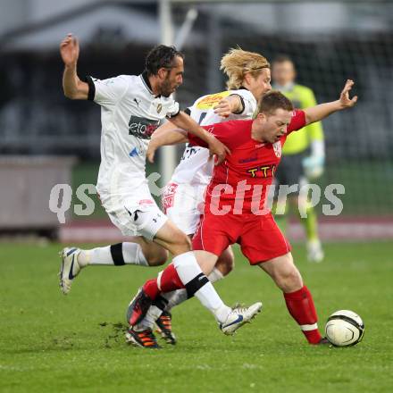 Fussball. Regionalliga.  VSV gegen St. Florian. Christian Prawda, Johannes Isopp,  (VSV), Thomas Zemann (St. Florian). Villach, 5.4.2012. 
Foto: Kuess

---
pressefotos, pressefotografie, kuess, qs, qspictures, sport, bild, bilder, bilddatenbank