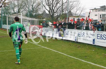 Fussball Regionalliga. SAK gegen Vorwaerts Steyr. Vorwaerts Steyr Fans attackieren verbal SAK Tormann Marcel Reichmann. Klagenfurt, am 7.4.2012.
Foto: Kuess
---
pressefotos, pressefotografie, kuess, qs, qspictures, sport, bild, bilder, bilddatenbank