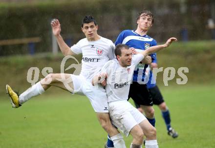 Fussball Kaerntner Liga. ATUS Ferlach gegen RZ Pellets WAC/St. Andrae. Lukas Paulitsch, Gero Spruk,  (Ferlach), Mathias Berchtold (WAC). Ferlach, 7.4.2012.
Foto: Kuess
---
pressefotos, pressefotografie, kuess, qs, qspictures, sport, bild, bilder, bilddatenbank