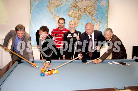 Billard. Peter Kaiser, Buergermeister Christian Scheider, Albin Ouschan, Jasmin Ouschan, LH Gerhard Doerfler, Juergen Pfeiler. Klagenfurt, am 11.4.2012.
Foto: Kuess
---
pressefotos, pressefotografie, kuess, qs, qspictures, sport, bild, bilder, bilddatenbank
