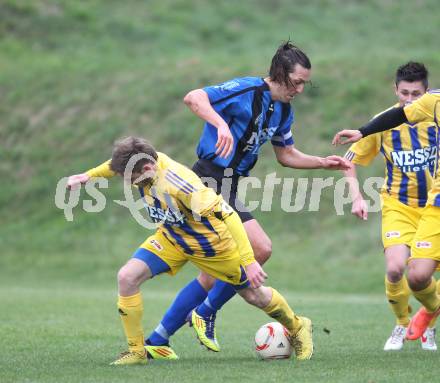 Fussball Kaerntner Liga. SG Drautal gegen SC Hermagor. Daniel Trupp (Drautal), Markus Astner (Hermagor). Feistritz/Drau, am 14.4.2012.
Foto: Kuess
---
pressefotos, pressefotografie, kuess, qs, qspictures, sport, bild, bilder, bilddatenbank