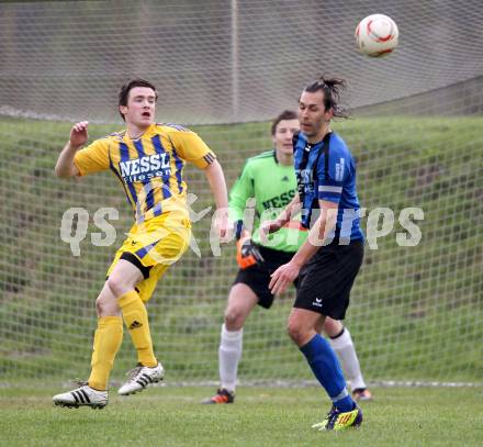 Fussball Kaerntner Liga. SG Drautal gegen SC Hermagor. Daniel Trupp, (SG Drautal) Martin Tschernuth (Hermagor). Feistritz/Drau, am 14.4.2012.
Foto: Kuess
---
pressefotos, pressefotografie, kuess, qs, qspictures, sport, bild, bilder, bilddatenbank